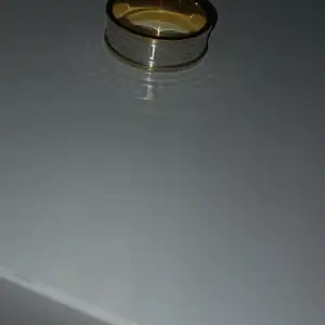 En väldigt fin ring. Säljs eftersom den är för liten för mig. Vet ej storleken..