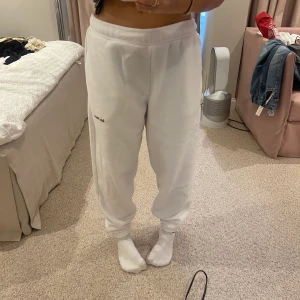 Urban sweatpants  - Sweatpants som e typ fluffiga man ser typ på bilderna !!