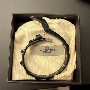 Valentino armband - Valentino armband i Marinblå färg  Dåligt skick, går nog att fixa om man lämnar in alternativt limmar!  One size  Nypris 2000:-  Mitt pris 250:-