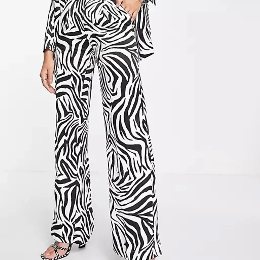 Supercoola byxor i zebra mönster från Berksha. De är förtilfället slutsålda. . Jeans & Byxor.
