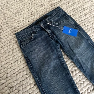 Escada jeans - Säljer dessa Escada jeans köpta från Sellpy då de är för små. Färgen syns bäst på första bilden. Passar ngn runt 1,65. Köpta för 500. Frakt tillkommer