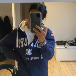 Siphoodie - En cool kofta, orskänt vilket märke. Köften den på Plick men den har tyvärr it kommit till användning🤍