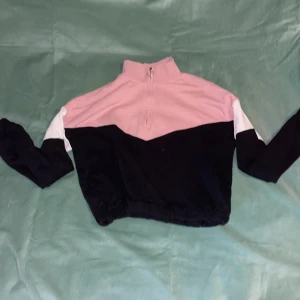 Skön magtröja från H&M - Magtröja i strl 158/164 Liten i storlek Bra skick använd endast någon gång