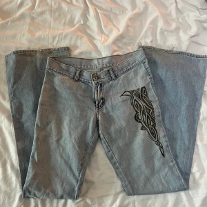  Low waist boot cut jeans  - Säljer dessa skit snygga boot cut jeansen i storlek 27/28. Sitter jätte bra i längden på mig och jag är 1,67 cm lång. Kan mötas upp och posta men köparen står för frakten🤍 kom privat för fler bilder och frågor🤍 