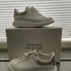 Alexander McQueen  - Säljer ett par Alexander McQueen skor i storlek 42,5 Dom är i jätte bra skick och självklart äkta!  Skriv om ni har frågor! 