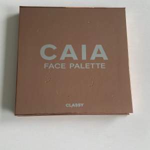 Säljer min caia palette i Clash då den kvar nye kommer till användning💕 använd väldig få gånger☺️💕