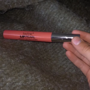 Ett jette fint Läppglans  - De här är ett Rosa jette fint läppglans, aldrig använt säljer för de inte kommer till användning, köpt för 10 säljs för 5kr+frakt