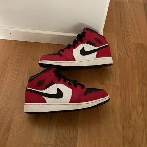 Jordan 1 - Air Jordan 1 mid. Köpta från StockX och är sjävklart äkta! Burna fåtal gånger och är nästan i perfekt skick. Säljs billigt pga att de ej kommer till användning. Små i strl och passar därför strl 37/38. Kontakta för fler frågor eller bilder!✨