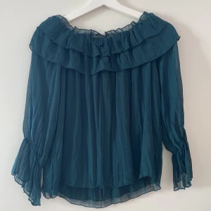 Grön off-shoulder blus från Zara - Jättefin grön blus, endast använd några gånger. Off-shoulder. Storlek ca. Grönare i verkligheten, inte så blå som den ser ut på bild.