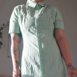 Ny klänning från Reclaimed vintage!  - Jättefin och snygg kort skjortklänning från reclaimed vintage! Verkar va slutsåld. Älskar den men tyvärr för tajt i bröstet. Storlek 42 men passar S/M. 