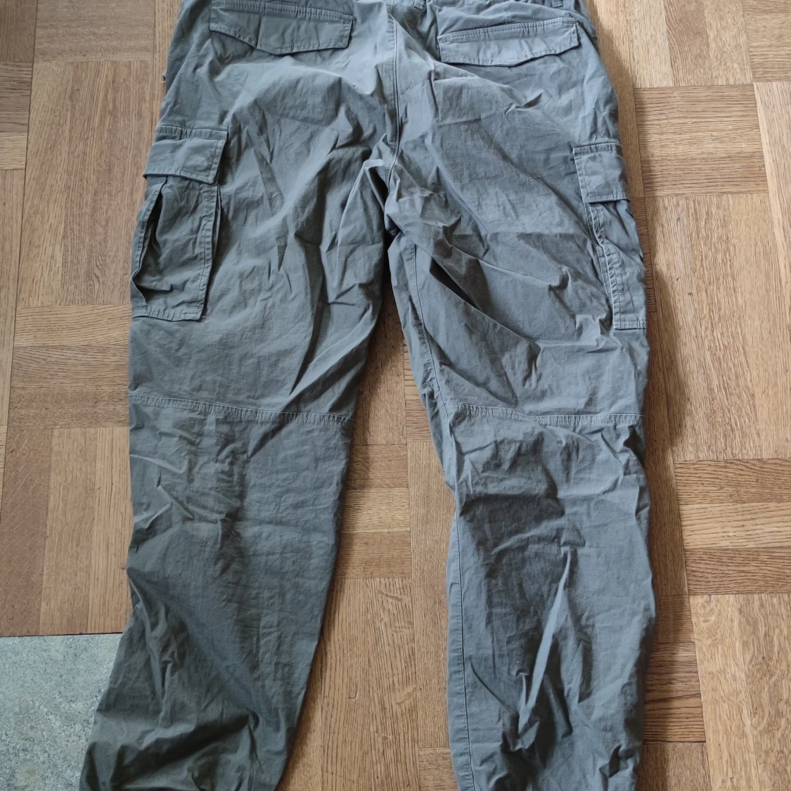 Gröna cargo byxor L - 90