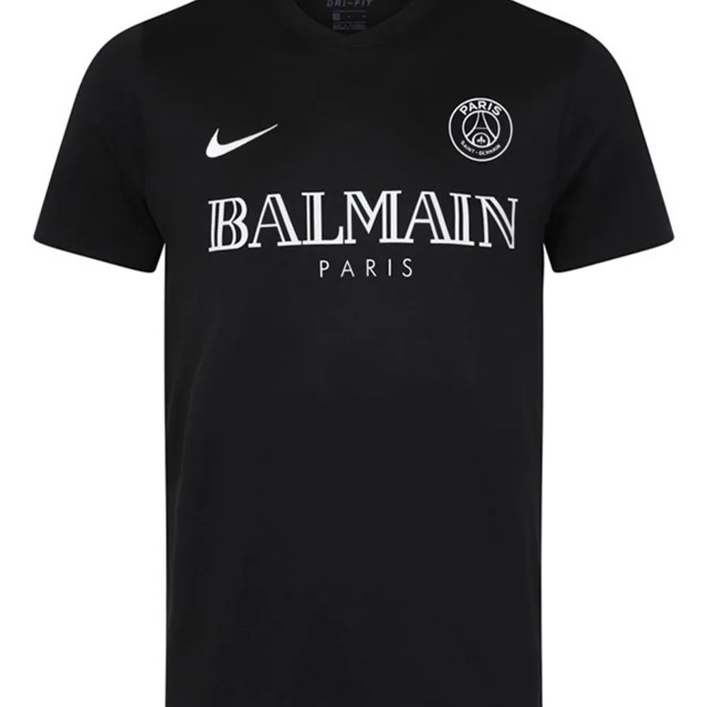 Oanvänd Balmain X psg t-shirt i storlek S, tags sitter kvar säljer eftersom den va för stor, om frakt behövs står köparen för frakten. T-shirts.