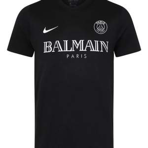 Oanvänd Balmain X psg t-shirt i storlek S, tags sitter kvar säljer eftersom den va för stor, om frakt behövs står köparen för frakten