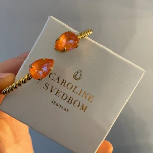 Svedbom - Säljer jättefint armband från Caroline svedbom. Nyskick och unik färg som är slutsålt. Färgen heter orange glow. Så himla fint💎 Nypris 700:- . Kan frakta spårbart 29kr eller brev 12kr