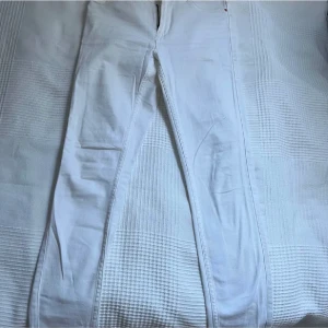 Jeans - Vita skinny jeans som jag säljer för de är lite för små för mig, de är strechiga och högmidjade🤍✨