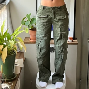Cargo pants - Så snygga lågmidjade cargo pants från brandy melville! One size, sitter jättebra på mig som oftast har S i byxor men som ni ser kan man spänna åt/spänna lös byxorna där uppe💚 Jag är 168 cm, men de är uppvikta några centimeter som ni kan se