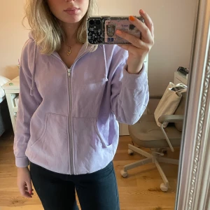 Zip up tröja monki - Zip-up tröja från monki i jättebra skick. Storlek xs men väldigt oversized. 