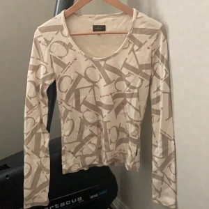 Calvin Klein tröja - Säljer då den inte används😩