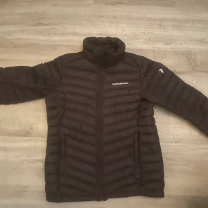 Peak performance jacka. - Peak peformance jacka perfekt till både hösten och vintern. Jackan är lite sliten men inget som uppmärksammas.