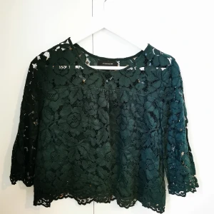 Topp i spets  - En kort topp, använt en del men i fint skick fortfarande. Lite kortare modell 