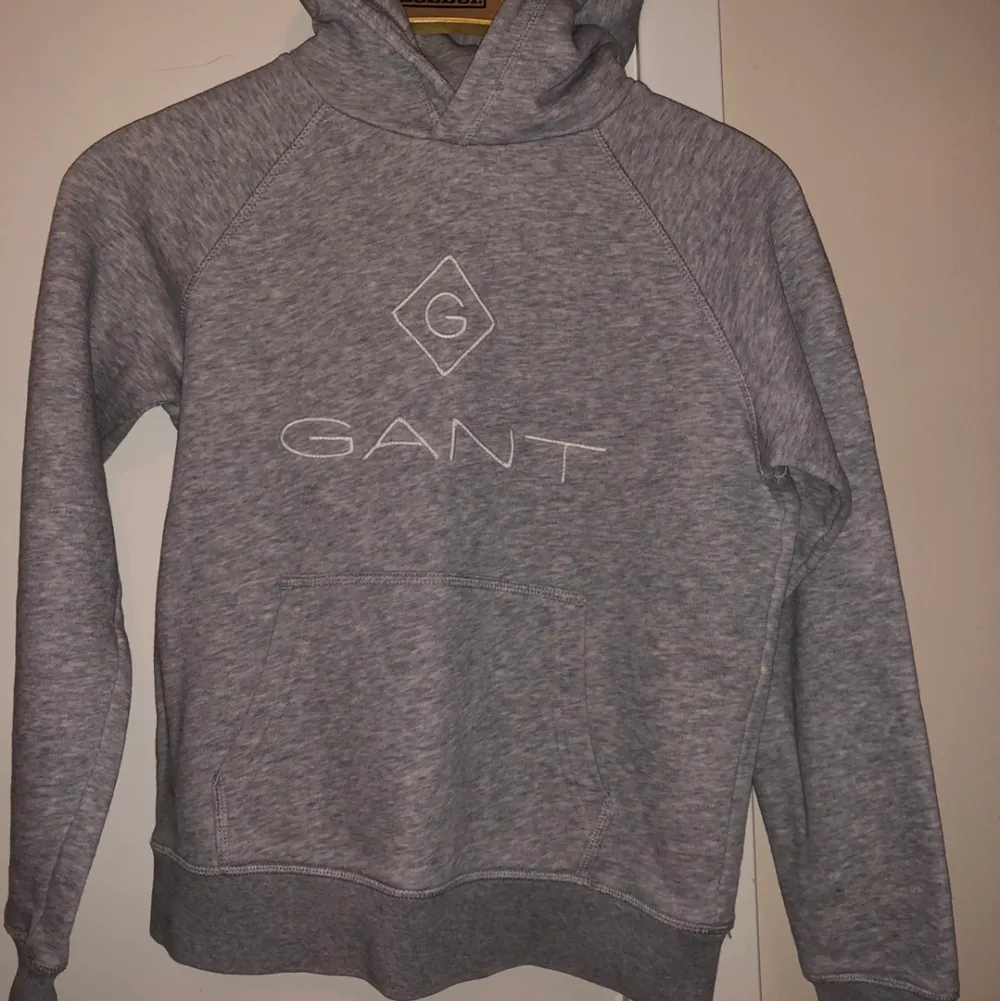 En äkta Gant tröja för barn i grå, storlek 140. Denna tröja har används ett fåtal gånger och den är i väldeligt bra skick. Har ni några frågor eller funderingar är det bara att höra av er! . Tröjor & Koftor.