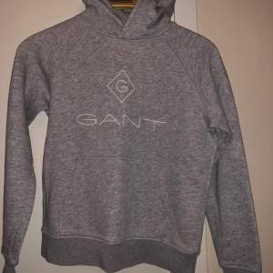En äkta Gant tröja för barn i grå, storlek 140. Denna tröja har används ett fåtal gånger och den är i väldeligt bra skick. Har ni några frågor eller funderingar är det bara att höra av er! 