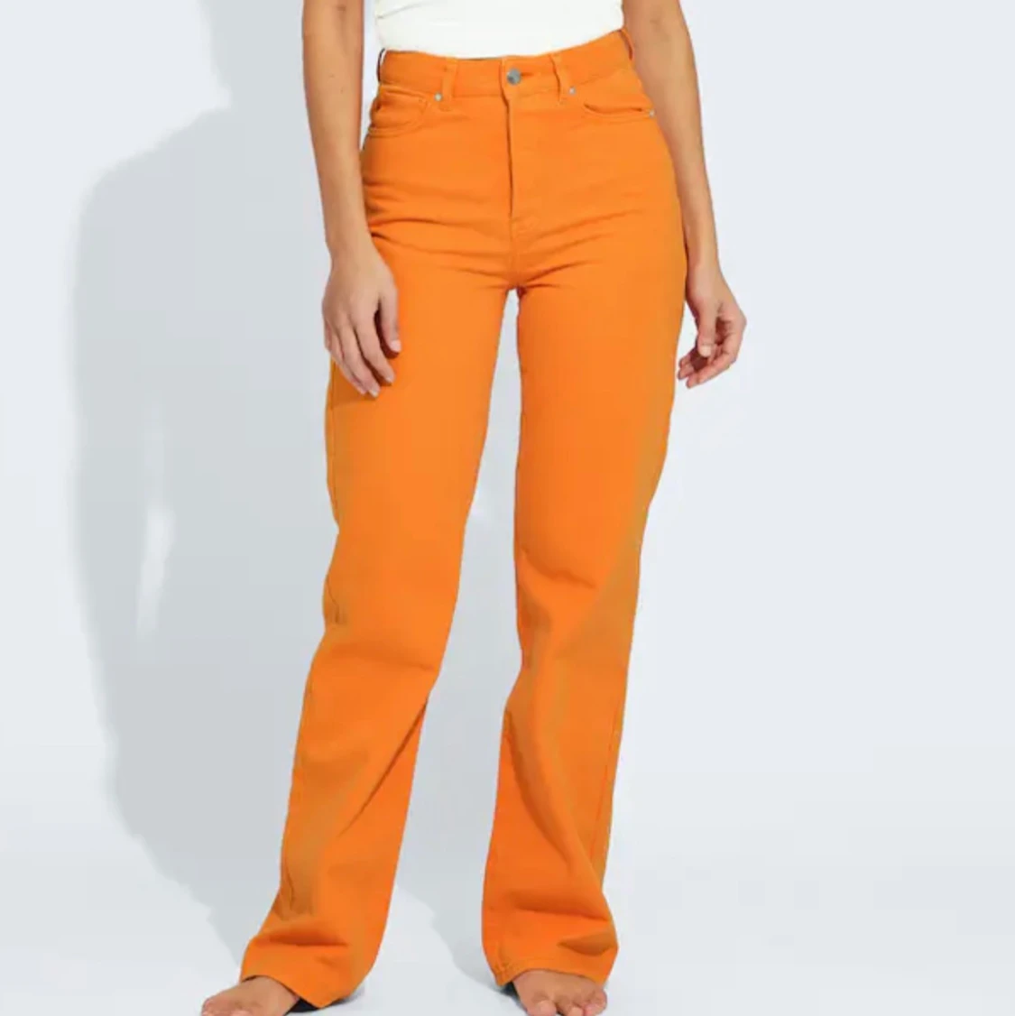 Skitcoola oranga jeans från bikbok. Säljer för att de är för långa och aldrig används.