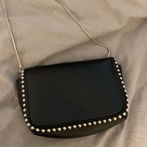 Väska - Hej säljer denna väska ifrån shein då den inte kommer till användning. Fint skick och köpt för cirka 200 kr. Pris kan diskuteras 