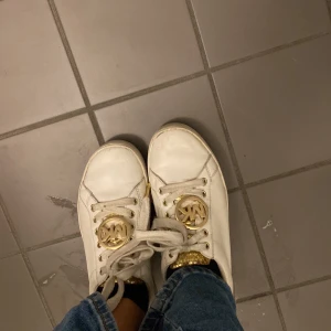 Michael kors strl 36 - jag säljer mina Michael kors skor med guld detaljer.Dom är äkta och köpta 2019 men börjat använda i somras.Kommer tvätta dom noga innan köp MÖTS I STOCKHOLM!