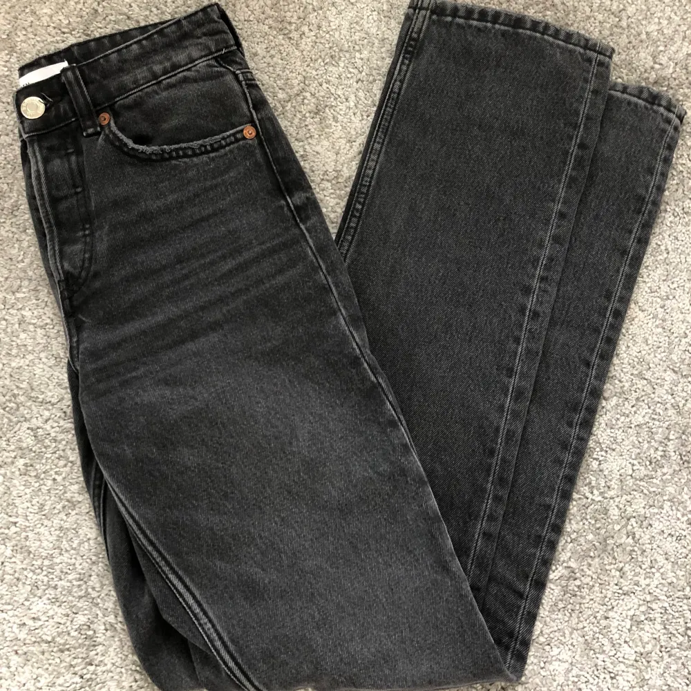 Svarta midwaist jeans ifrån Zara. Stl 32. Använda väldigt fåtal gånger.. Jeans & Byxor.
