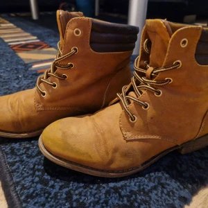 Strl 37  - strl 37 som du kan se - det finns några repor.  .  .  vissa skor behöver rengöras, de låg i en påse med andra skor, så de kan vara smutsiga eller dammiga, mycket bra skick, perfekt skick eller nya skor, storlek 37 eller 37,5 och alla skor passar 24 cm ell