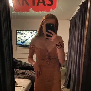 Klänning - Väldigt skön att ha på sommaren och det är en öppning på ryggen😊