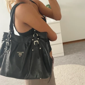 Prada tote-bag vintage⚡️⚡️ - Säljer nu min älskade Prada väska köpt vintage. Äkta såklart och i relativt fint skick. Har en MacBook Pro 13   som precis får plats i den ihop med annat nödvändigt så det är en perfekt skolväska 🫶🏼⚡️💖