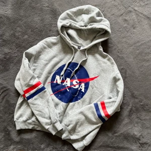 ”NASA” Hoodie, HM  - Mycket bra skick, M (känns som S) köpt för något år sedan, skönt material initu