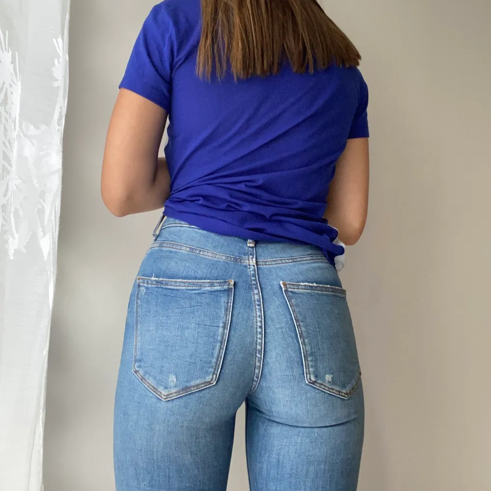 Jag säljer dessa jättesnygga Bootcut jeans från zara. Swipe för fler bilder . Jeans & Byxor.