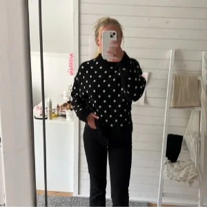 Stickad tröja  - Stickad tröja från hm, fint skick💕perfekt till hösten. TRYCK INTE PÅ KÖP NU