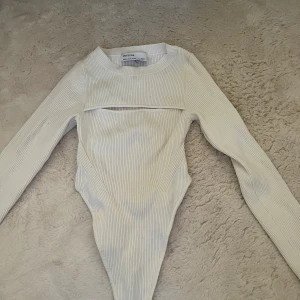 Body från bershka - Jätte snygg body inköpt i Spanien, aldrig använd 