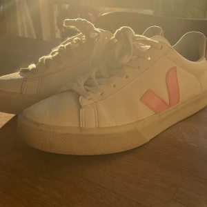 Veja skor storlek 40 - Jag tänkte sälja mina jätte fina Veja skor som jag köpte för två månader sen. Pågrund av att de var för små så tänkte jag sälja dem. Har använt de ända sen jag köpte de så är lite slitna. Skriv om ni vill ha fler bilder.💕