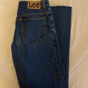 Mörkblå Lee jeans som är mid rise med raka ben, storlek W28/L30  ”Vanlig” storlek S