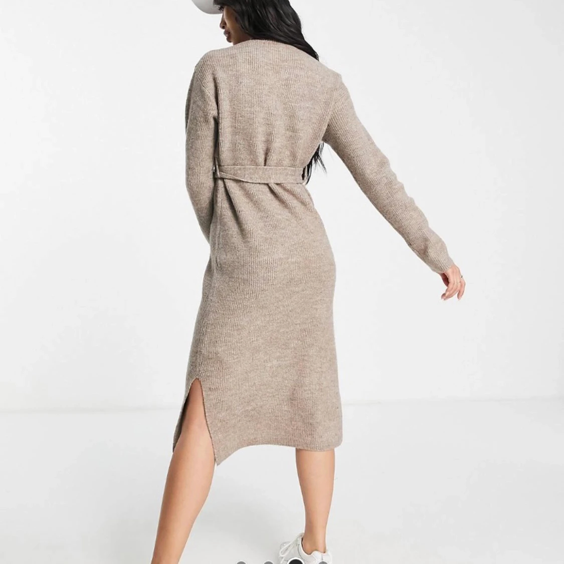 New Look - gråbrun stickad klänning med polokrage och knytning i midjan  - 90