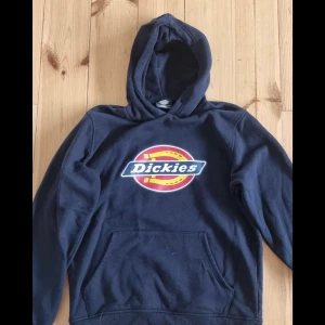 Dickies för 200 - Dickies som ej är använd mer än 2gånger, inga fläckar MEN snöre fattas! Skriv om du har frågor.❣️betalningen sker över swish.