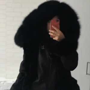 Fur Faux snygg Äkta Päls - Helt ny aldrig används säljer pga ingen användning köpt för (3500) vill gärna sälja den eller så byter jag ut jackan. 