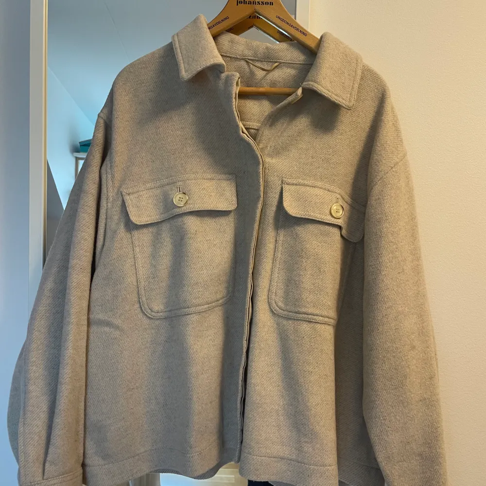 Super härlig jacka i en fin beige färg! Stl S (oversized så passar även M) nyköpt förra hösten för 1300 kr, pris går att diskutera. 🥰. Jackor.