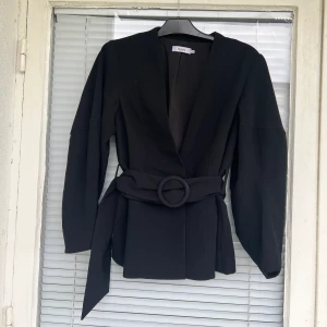 STYLEIN KAVAJ - Populär Stylein kavaj säljes! Bältet som annars köps separat medföljer, inga skavanker eller dylikt. Jag säljer helst i set med matchande byxor (se annons på min sida). Strl: M. Inga skavanker eller liknande. 