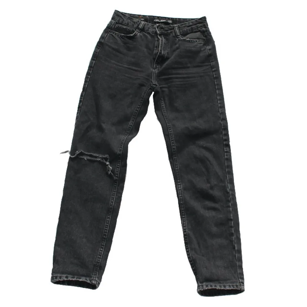 Ett par coola svarta slitna jeans från Bershka i storlek 32. Säljer pga för små för mig. Om du har fler frågor är det bara att höra av dig🌱. Jeans & Byxor.