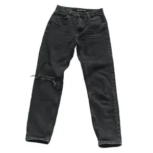 Ett par coola svarta slitna jeans från Bershka i storlek 32. Säljer pga för små för mig. Om du har fler frågor är det bara att höra av dig🌱