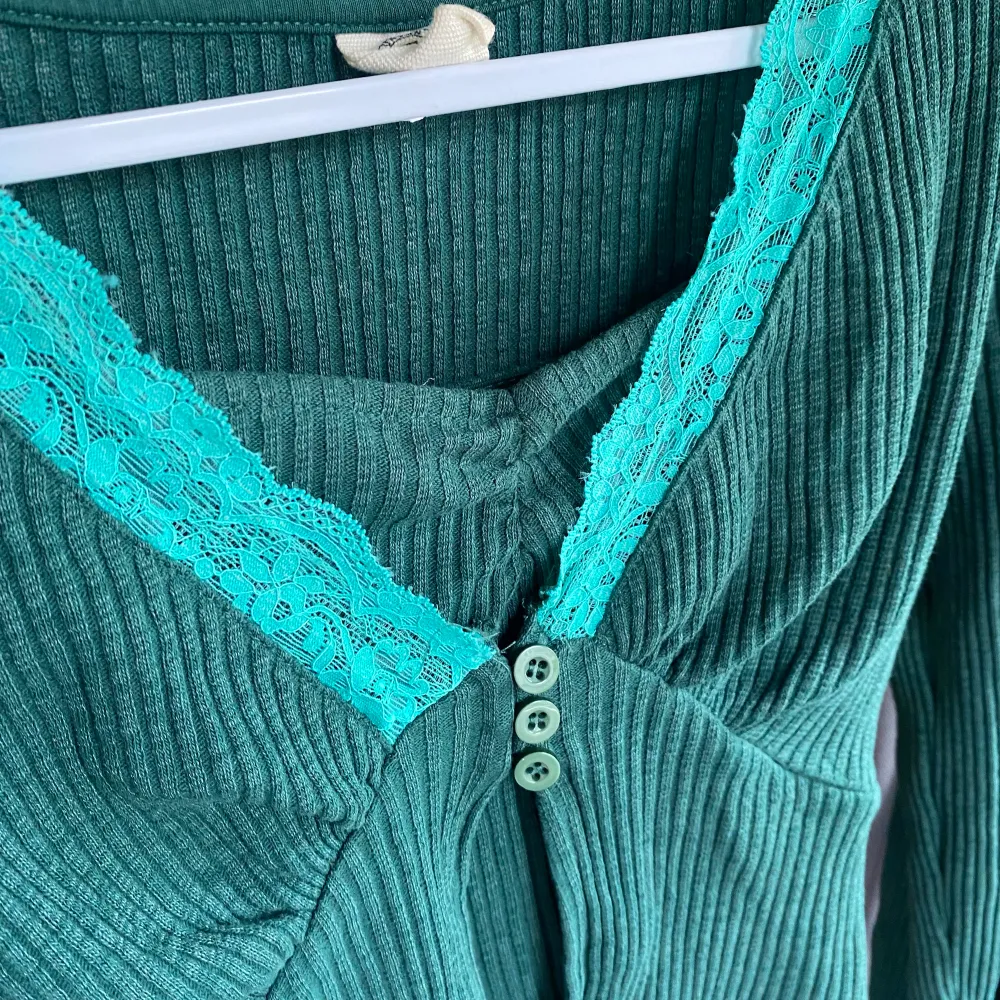 Säljer min tröja som följer med en top i samma färg. Färg: Turkos/grön.. Tröjor & Koftor.