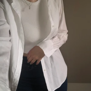 Skjorta - Säljer denna linne liknande skjorta från HM på grund av att jag knappt får användning för den längre, tyvärr. Har ni frågor är det bara att höra av er!! 💗