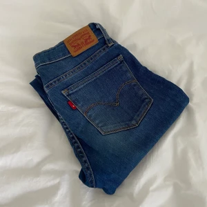 712 slim levi’sjeans - Säljer dessa superfina levisjeans!!! Sparsamt använda och i nyskick. Storlek 26. Midjemått: 66 cm Innerbensmått: 77 cm🥳