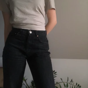 Jeans - Säljer dessa jeans från Gina på grund av att jag har växt ifrån dem. Har ni frågor är det bara att höra av er!! 💗